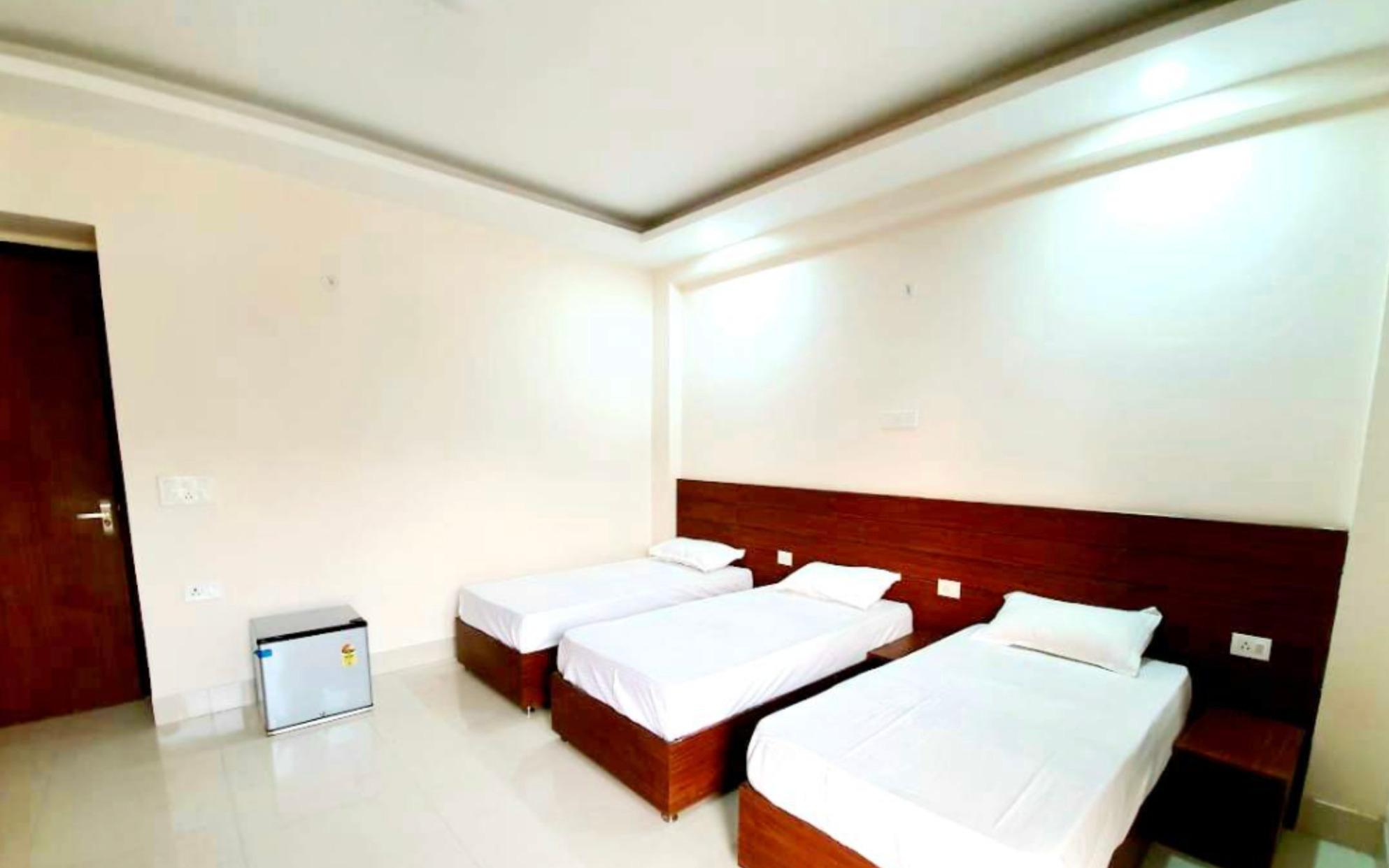 CLOUD NINE ROOMS & PG - Image 1